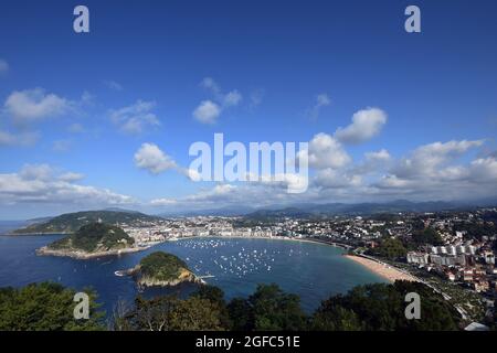 San Sebastian, Spanien. August 2021. Blick auf die Bucht des Strandes von Concha mit dem Igueldo-Berg und der Insel Santa tecla in San Sebastian Guipuzkoa.der Strand von La Concha ist eines der besten touristischen Gebiete in San Sebastián, im Herzen der Stadt gelegen, Es bietet dem Besucher die Möglichkeit, herrliche Ausblicke zu genießen, wie die von der Bucht in Form einer Muschel mit der Insel Santa Clara im Zentrum, und an den Seiten der Urgull und Igeldo Berge angeboten. (Foto von Ramon Costa/SOPA Images/Sipa USA) Quelle: SIPA USA/Alamy Live News Stockfoto