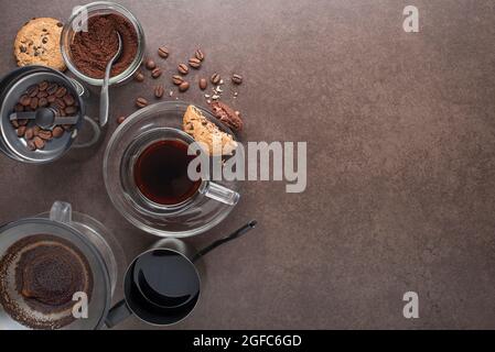 Tropfenbrauen, gefilterter Kaffee oder Übergießen ist eine Methode, bei der Wasser über geröstete, gemahlene Kaffeebohnen in einem Filter gegossen wird. Gefiltert Stockfoto