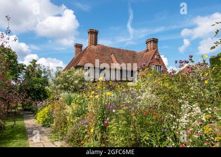 Great Dixter House and Garden, East Sussex, England, Großbritannien. Die Heimat des verstorbenen gefeierten Gärtners und Schriftstellers Christopher Lloyd. Stockfoto