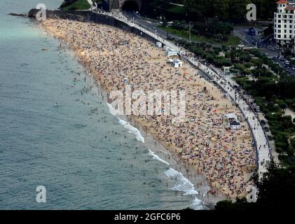 San Sebastian, Spanien. August 2021. Luftaufnahme vom Igueldo Mount de la Beach Concha in San Sebastian Guipuzkoa.der Strand La Concha ist eines der besten touristischen Gebiete in San Sebastián, im Herzen der Stadt gelegen, bietet es dem Besucher die Möglichkeit, herrliche Ausblicke zu genießen, Wie die Bucht in Form einer Muschel mit der Insel Santa Clara in der Mitte und an den Seiten die Urgull- und Igeldo-Berge. Kredit: SOPA Images Limited/Alamy Live Nachrichten Stockfoto