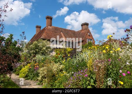 Great Dixter House and Garden, East Sussex, England, Großbritannien. Das Haus und der Garten des berühmten Gärtners und Schriftstellers Christopher Lloyd. Die lange Grenze. Stockfoto