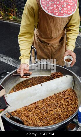 Beoundegi Seidenwurm Puppe Snack-Händler in der Fußgängerzone Insadong-gil in Seoul, Südkorea. Stockfoto