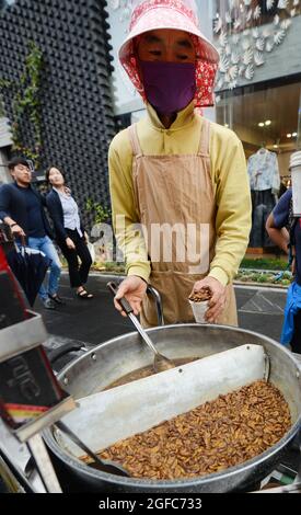 Beoundegi Seidenwurm Puppe Snack-Händler in der Fußgängerzone Insadong-gil in Seoul, Südkorea. Stockfoto