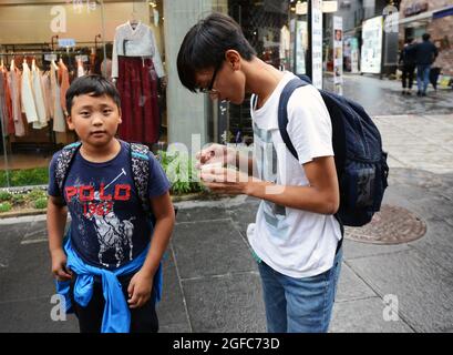 Beoundegi Seidenwurm Puppe Snack-Händler in der Fußgängerzone Insadong-gil in Seoul, Südkorea. Stockfoto