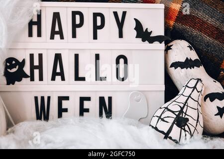 Lightbox mit Text HAPPY HALLOWEEN Hintergrund mit gemalten Gesicht Kürbisse und Herbstblätter. Diy. Machen Sie es selbst. Halloween Dekorationen, schwarz und Stockfoto