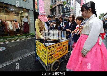 Beoundegi Seidenwurm Puppe Snack-Händler in der Fußgängerzone Insadong-gil in Seoul, Südkorea. Stockfoto