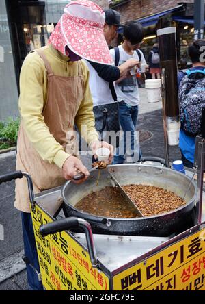 Beoundegi Seidenwurm Puppe Snack-Händler in der Fußgängerzone Insadong-gil in Seoul, Südkorea. Stockfoto