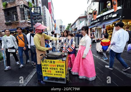 Beoundegi Seidenwurm Puppe Snack-Händler in der Fußgängerzone Insadong-gil in Seoul, Südkorea. Stockfoto