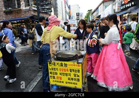 Beoundegi Seidenwurm Puppe Snack-Händler in der Fußgängerzone Insadong-gil in Seoul, Südkorea. Stockfoto