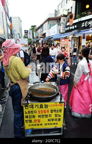 Beoundegi Seidenwurm Puppe Snack-Händler in der Fußgängerzone Insadong-gil in Seoul, Südkorea. Stockfoto