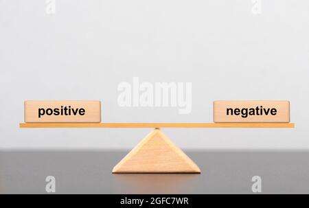 Positiv und negativ in der Bilanz Stockfoto