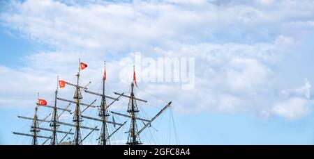 Masten des Schiffes mit türkischen Flaggen auf dem Hintergrund des blauen Himmels. Das Konzept von Reisen und Freiheit. Speicherplatz kopieren Stockfoto