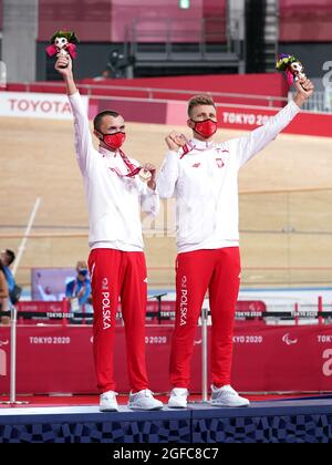 Der polnische Marcin Polak und Pilot Michal Ladosz feiern mit ihren Bronzemedaillen nach dem Einzel-Verfolgungsfinale der Männer auf dem Izu Velodrome am ersten Tag der Paralympischen Spiele in Tokio 2020 in Japan. Bilddatum: Mittwoch, 25. August 2021. Stockfoto