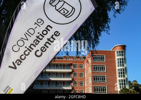 Christchurch, Neuseeland. August 2021. Ein Blick auf das Princess Margret Hospital, eines der Impfzentren in Christchurch. Der Ausbruch der Delta-Variante in Neuseeland sah einen großen Andrang von Menschen, die getestet werden wollten, 50,000 Menschen wurden gestern getestet und mehr als 80,000 Impfungen. Bisher wurde das Virus nur auf der Nordinsel, in Auckland und Wellington, nachgewiesen, 63 neue Fälle wurden bestätigt, was die Gesamtzahl auf 210 12 beläuft. Kredit: SOPA Images Limited/Alamy Live Nachrichten Stockfoto