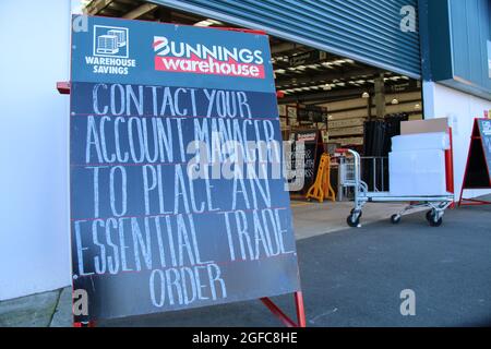 Christchurch, Neuseeland. August 2021. Ein Schild am Bunnings-Lager informiert wichtige Dienste, wie man über den Kauf von Baumaterialien geht. Der Ausbruch der Delta-Variante in Neuseeland sah einen großen Andrang von Menschen, die getestet werden wollten, 50,000 Menschen wurden gestern getestet und mehr als 80,000 Impfungen. Bisher wurde das Virus nur auf der Nordinsel, in Auckland und Wellington, nachgewiesen, 63 neue Fälle wurden bestätigt, was die Gesamtzahl auf 210 12 beläuft. Kredit: SOPA Images Limited/Alamy Live Nachrichten Stockfoto