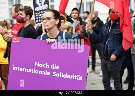 Wien, Österreich. August 2021. Demonstration Menschenrechte sind nicht verhandelbar, in Solidarität mit der Bevölkerung von Afghanistan. Die Demonstration findet vor dem Innenministerium auf dem Minoritenplatz statt. Plakat mit der Aufschrift „Aufsehen für die internationale Solidarität“. Stockfoto