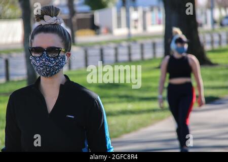 Christchurch, Neuseeland. August 2021. Menschen, die Gesichtsmasken tragen, um die Ausbreitung des Coronavirus zu verhüten, werden im Hagley Park beobachtet, wie sie trainieren. Der Ausbruch der Delta-Variante in Neuseeland sah einen großen Andrang von Menschen, die getestet werden wollten, 50,000 Menschen wurden gestern getestet und mehr als 80,000 Impfungen. Bisher wurde das Virus nur auf der Nordinsel, in Auckland und Wellington, nachgewiesen, 63 neue Fälle wurden bestätigt, was die Gesamtzahl auf 210 12 beläuft. (Foto von Adam Bradley/SOPA Images/Sipa USA) Quelle: SIPA USA/Alamy Live News Stockfoto