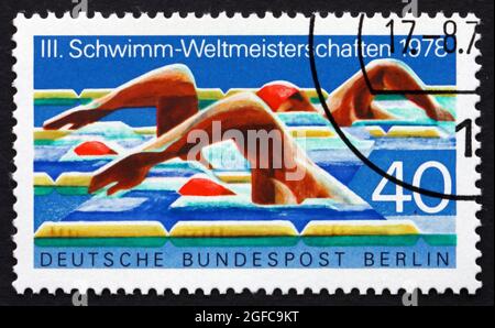 DEUTSCHLAND - UM 1978: Eine in Deutschland gedruckte Marke zeigt Schwimmer, 3. Schwimmweltmeisterschaften, Berlin, um 1978 Stockfoto