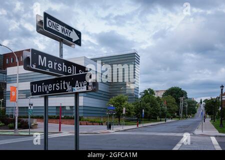 Syracuse, New York - 1. Juli 2021: Weitblick auf die Marshall Street und die University Ave mit der Management School im Hintergrund. Stockfoto