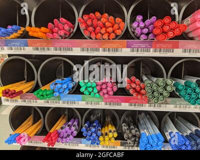 INDIANAPOLIS, USA - 10. Jan 2021: Eine Auswahl an verschiedenen farbigen Markern, die im Shop ausgestellt sind Stockfoto