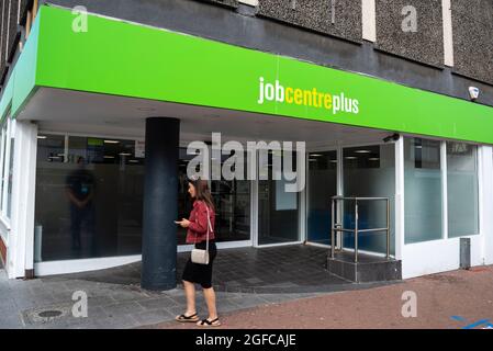 Eröffnung eines neuen Job Center Plus-Gebäudes in High Street, Southend on Sea, Essex, Großbritannien. Jobcenter plus Abteilung für Arbeit und Altersversorgung Stockfoto