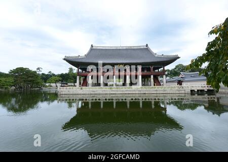 Pavillon von Gyeonghoeru im Gyeongbokgung-Palast in Seoul, Korea. Stockfoto