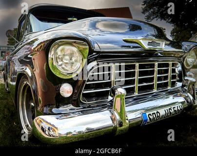 Chevrolet Oldtimer, Vorderansicht eines Chevrolet 3200 Pick-up 1956 mit mächtigem verchromten Stoßfänger auf einer Oldtimer-Show in Lehnin, Deutschland, 21. August 202 Stockfoto