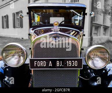 Ford Model A, Vorderansicht des Fahrzeugs des amerikanischen Automobilherstellers Ford aus dem Jahr 1930, Antikfahrzeug mit großem Chromkühlergrill bei einem Klassiker Stockfoto