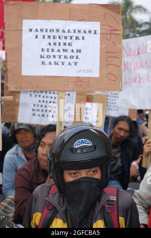 Studenten protestieren gegen die Politik der indonesischen Regierung, die Kraftstoffpreise von 4,500 auf 6,500 Rupien zu erhöhen - verursacht durch steigende Preise auf den globalen Ölmärkten. Yogyakarta, Indonesien. Juni 2008. Stockfoto