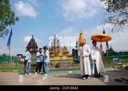 Vesak-Tag-Feiern im buddhistischen Sewu-Tempel. Das Fest erinnert an die Geburt von Siddharta Gautama. Klaten, Zentraljava, Indonesien. 20.Mai 2008. Stockfoto