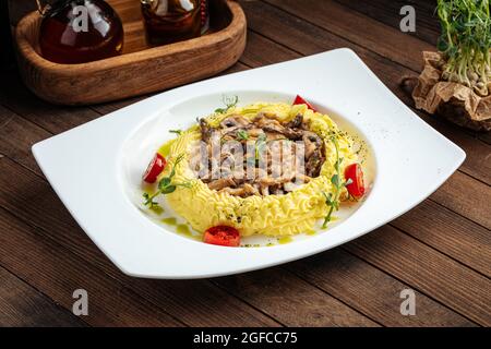 Stroganov Kalbfleisch mit Kartoffelpüree und Pilzen Stockfoto