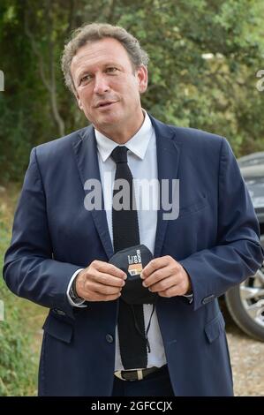 Le Luc En Provence, Frankreich. August 2020. François de Canson, zuständig für die Risikoprävention im Conseil Regional Provence-Alpes-Cote d'Azur, im Operationszentrum des Kommandos.der Waldbrand, der am 16. August in der Gemeinde Gonfaron im Departement Var begann, ist nach 8 Tagen intensiver Anstrengungen nun gelöscht (Mehr als eintausend Mann wurden eingesetzt). Das Feuer entstellte das Maures-Massiv, nachdem es eine Fläche von 7100 Hektar verwüstet hatte, und war damit seit 31 Jahren der größte Brand auf dem französischen Festland. Kredit: SOPA Images Limited/Alamy Live Nachrichten Stockfoto