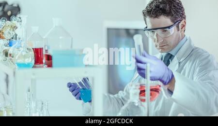 Forscher, die wissenschaftliche Experimente im chemischen Labor durchführen. Stockfoto