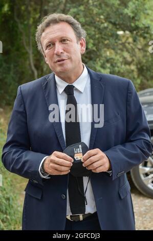 24. August 2020, Le Luc en Provence, Var, Frankreich: François de Canson, zuständig für die Risikoprävention an der Conseil Regional Provence-Alpes-Cote d'Azur, die im Operationszentrum des Kommandos zu sehen ist.der Waldbrand, der am 16. August in der Gemeinde Gonfaron im Departement Var ausging, ist nun gelöscht. Nach 8 Tagen intensiver Anstrengungen (mehr als tausend Mann wurden eingesetzt). Das Feuer entstellte das Maures-Massiv, nachdem es eine Fläche von 7100 Hektar verwüstet hatte, und war damit seit 31 Jahren der größte Brand auf dem französischen Festland. (Bild: © Laurent Coust/SOPA Images via ZUMA Press Wire Stockfoto