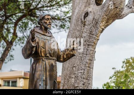 Statue des hl. Franziskus von Assisi außerhalb des Franziskanerkomplexes der Kirche Santa Maria del Pozzo in Somma Vesuviana, Neapel. Das Hotel liegt auf dem Gebiet, das von einer alten mittelalterlichen Kirche besetzt ist. Stockfoto