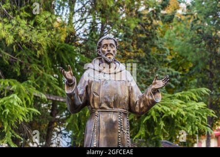 Statue des hl. Franziskus von Assisi außerhalb des Franziskanerkomplexes der Kirche Santa Maria del Pozzo in Somma Vesuviana, Neapel. Das Hotel liegt auf dem Gebiet, das von einer alten mittelalterlichen Kirche besetzt ist. Stockfoto