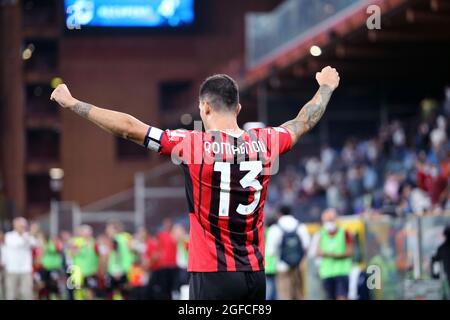 Genua, Italien. 23. August 2021. Alessio Romagnoli von AC Mailand feiert nach dem Sieg in der Serie EIN Spiel zwischen UC Sampdoria und AC Mailand im Stadio Luigi Ferraris . Stockfoto