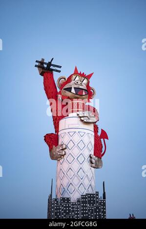 BARCELONA, SPANIEN - 28. Jun 2021: Eine vertikale Aufnahme der King Kong Puppe, die zur Feier von San Juan in Barcelona, Spanien, verbrannt wird Stockfoto