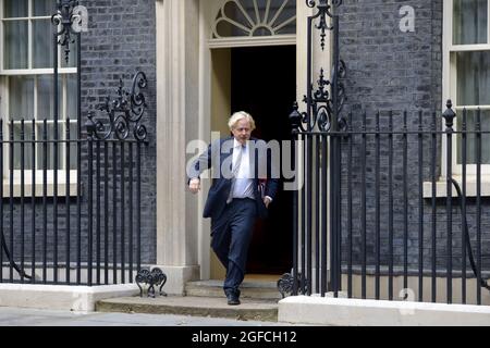 Der britische Premierminister Boris Johnson verlässt die Downing Street 10 auf dem Weg zu einer virtuellen G7-Konferenz, um über die Lage in Afghanistan zu diskutieren. August Stockfoto