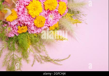 Herbsthintergrund mit gelb-rosa Blüten, Aster- und Chrysanthemen-Blüten Stockfoto