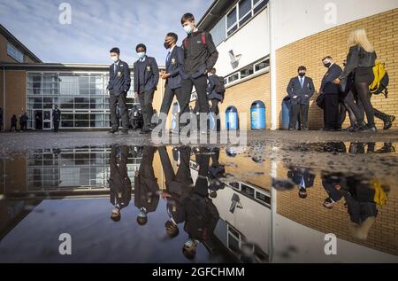 Datei-Foto vom 15/03/21 von Studenten, die an der St. Andrew's RC Secondary School in Glasgow ankommen. Der stellvertretende Premierminister John Swinney sagte, die schottische Regierung wolle die Schließung von Schulen als Reaktion auf steigende Coronavirus-Fälle „um jeden möglichen Preis“ vermeiden. Ausgabedatum: Mittwoch, 25. August 2021. Stockfoto