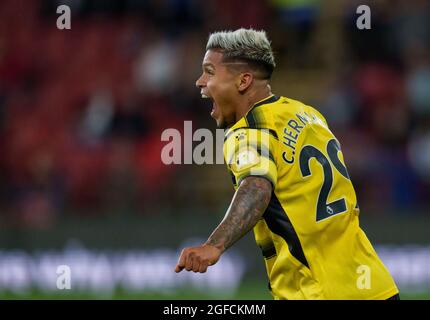 Watford, Großbritannien. August 2021. Cucho Hernandez aus Watford feiert sein Mannschaftsziel beim Carabao Cup-Spiel zwischen Watford und Crystal Palace in der Vicarage Road, Watford, England, am 24. August 2021. Foto von Andy Rowland. Quelle: Prime Media Images/Alamy Live News Stockfoto