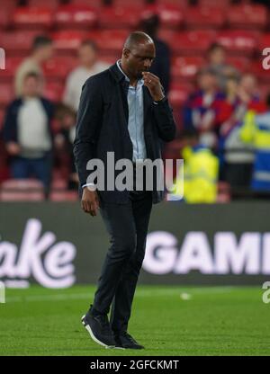 Watford, Großbritannien. August 2021. Crystal Palace Manager Patrick Vieria während des Carabao Cup-Spiels zwischen Watford und Crystal Palace in der Vicarage Road, Watford, England am 24. August 2021. Foto von Andy Rowland. Quelle: Prime Media Images/Alamy Live News Stockfoto