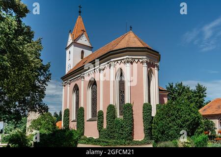 Schlosskirche Mariä Himmelfahrt im Komplex der Burg Bitov, Tschechische Republik.beliebtes gotisches Schloss in der Nähe der tschechisch-österreichischen Grenze. Stockfoto