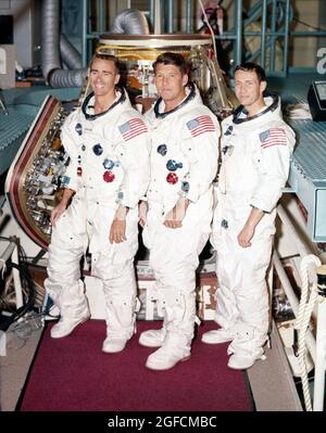 Von links nach rechts, im Apollo 7 Crew Portrait, sind die Astronauten R. Walter Cunningham, Pilot der Mondlandefähre; Walter M. Schirra, Jr., Kommandant; Und Donn F. Eisele, Kommandomodulpilot. Die Apollo 7-Mission, die am 11. Oktober 1968 von einem Saturn-IB-Trägerrakete unterstützt wurde, war der erste bemannte Flug der Apollo-Raumsonde Stockfoto