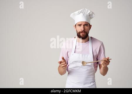 Mann in weißen Schürze Profis Restaurant Küchenindustrie Stockfoto