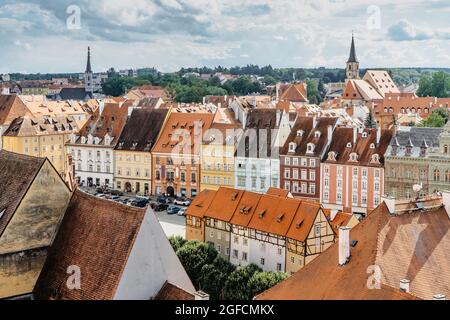 Cheb, Tschechische Republik. Stadt in Westböhmen am Fluss Ohre.Luftpanoramik auf den Marktplatz mit bunten gotischen Häusern aus dem 13. Jahrhundert. Stockfoto