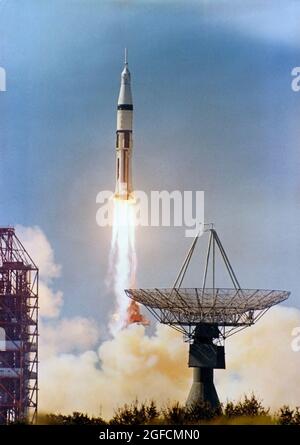 (11. Oktober 1968) --- das Raumfahrzeug Apollo 7/Saturn IB wird am 11. Oktober 1968 um 11:03 Uhr (EDT) vom Launch Complex 34 des Kennedy Space Centers gestartet. Apollo 7 (Raumschiff 101/Saturn 205) ist der erste von mehreren bemannten Flügen, die das Raumschiff für die halbe Million Meilen Rundreise zum Mond qualifizieren sollen. An Bord der Apollo-Raumsonde sind die Astronauten Walter M. Schirra Jr., Kommandant; Donn F. Eisele, Kommandomodulpilot; und Walter Cunningham, Lunar-Modul-Pilot. (Trackingantenne links und PAD Service Structure rechts) Stockfoto