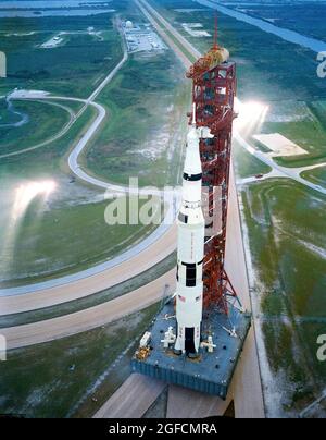 (8. September 1969) -- - Hochwinkelansicht am Launch Complex 39, Kennedy Space Center (KSC), zeigt das Raumfahrzeug Apollo 12 (Raumschiff 108/Lunar Module 6/Saturn 507) auf dem Weg vom Vehicle Assembly Building (VAB) nach Pad A. der Saturn V-Stack und sein mobiler Launch Tower befinden sich auf einem riesigen Raupentransporter. Apollo 12 ist als zweite Mondlandemission geplant. Die Besatzung werden die Astronauten Charles Conrad Jr., Kommandant, Richard F. Gordon Jr., Kommandomodulpilot, und Alan L. Bean, Mondmodulpilot, sein. Stockfoto