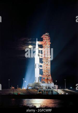 (November 1972) --- Suchscheinwerfer beleuchten diese nächtliche Szene auf Pad A, Launch Complex 39, Kennedy Space Center, Florida, mit dem Raumfahrzeug Apollo 17 (Raumschiff 114/Lunar Module 12/Saturn 512) während der Vorbereitungen auf den Relaunch. Apollo 17, die letzte Mondlandemission im Apollo-Programm der NASA, wird der erste nächtliche Start des riesigen Saturn V-Trägerrades sein. Der Start von Apollo 17 ist für die Nacht vom 6. Dezember 1972 geplant Stockfoto